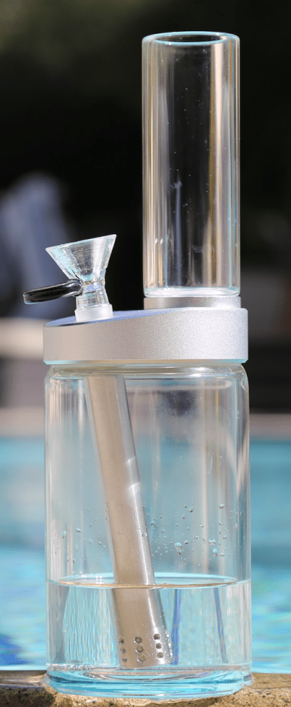 Aura Water Pipe : Modern Bong for Smoking Your Tobacco or Weed - Tuvie  Design